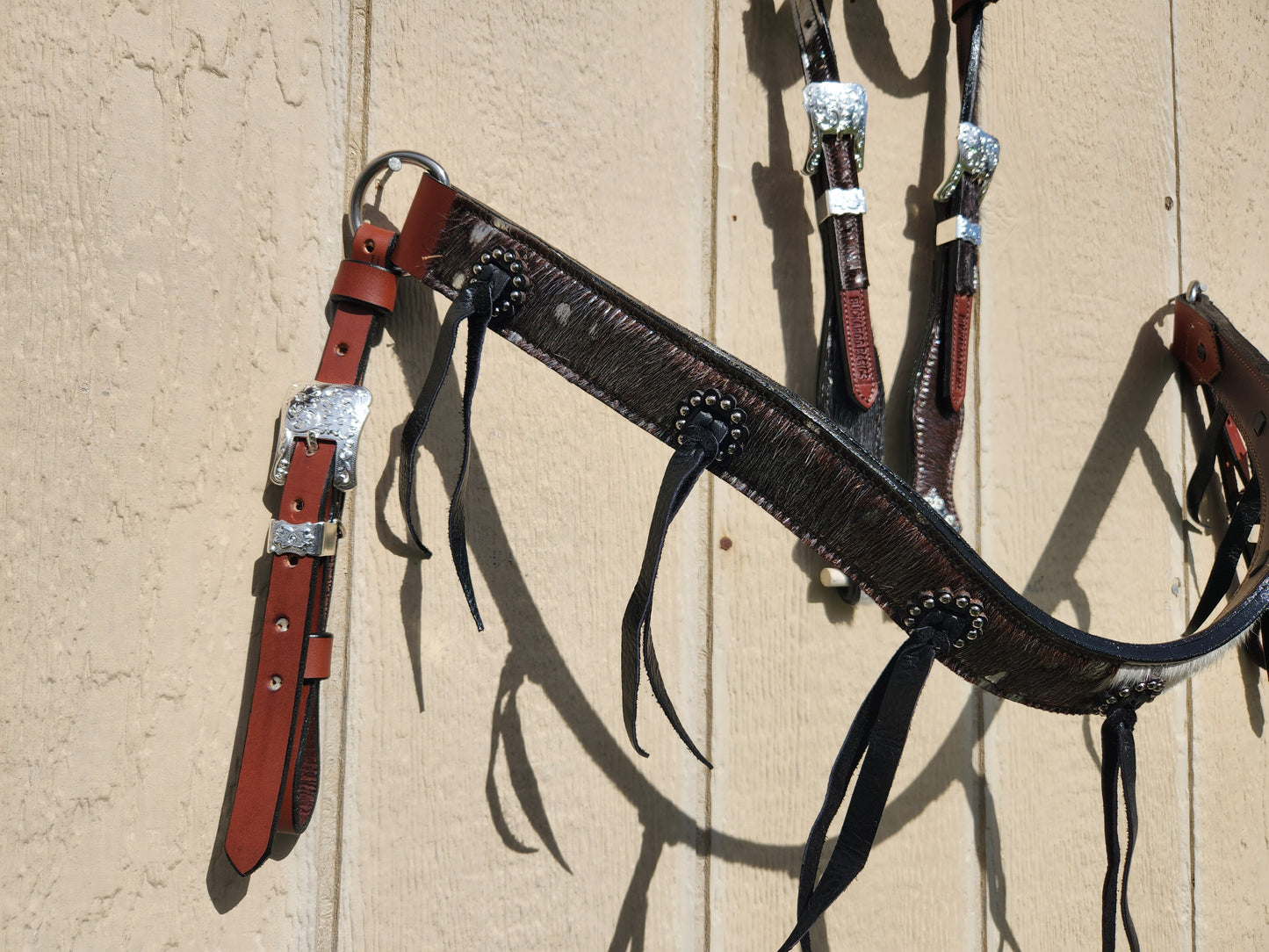 Metallic hair on hide tripping collar tack set.